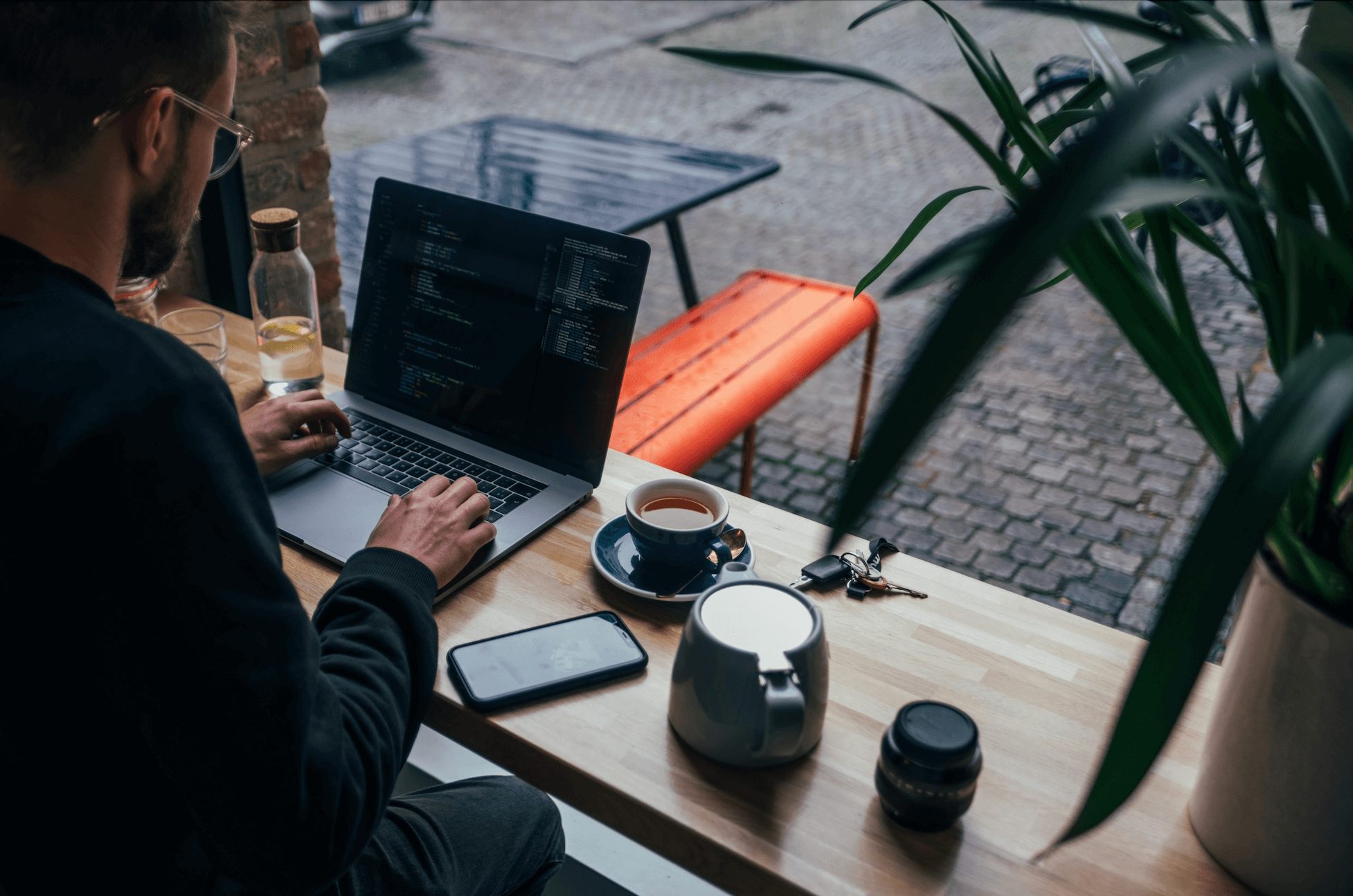 Remote Work vs. Traditional Employment: Pros and Cons for Aspiring Digital Nomads